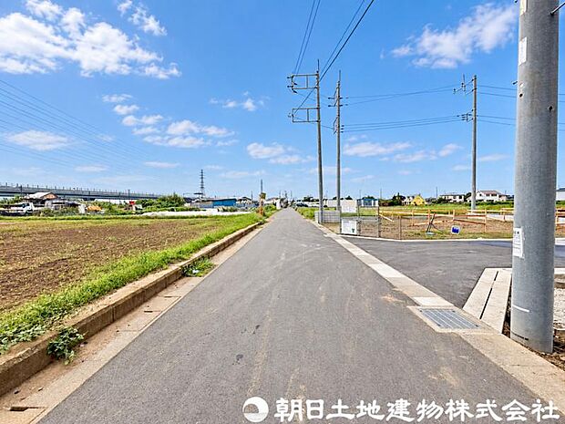 【前面道路】前面道路は車通りも少なく小さなお子様がいるご家庭でも安心です