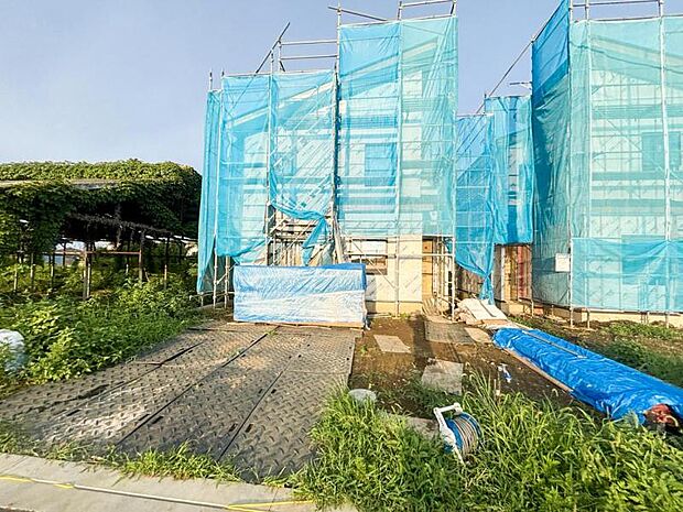 毎日のお散歩も快適な緑に恵まれたエリアは伸び伸びスローライフを叶えてくれます。自然豊富な季節の移ろいを身近に感じられる環境でストレスフリーな生活をお送りください。