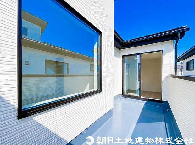 【バルコニー】大きく面したバルコニーは太陽の温かな温もりをめいいっぱい受け止めてくれます。太陽の光と爽やかな風を受けたお洗濯物はあっという間に乾き、取りこむ時には太陽の匂いを感じられそうですね。