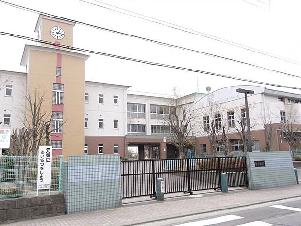 南小学校まで約1200m