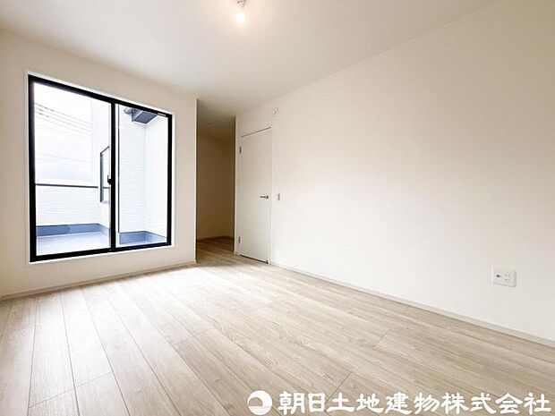 【洋室】光が取り込みやすい採光の居室。しっかりとした大きさのクローゼットを完備し、収納スペースも十分。初めてのお子様にとっての自分の部屋 学習デスクやベッドの配置もラクラクです。