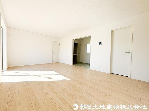 【リビング】明るく開放的なリビングは、休日にゆったり過ごしたくなる心地よい空間。ご家族の会話も自然と弾みます。