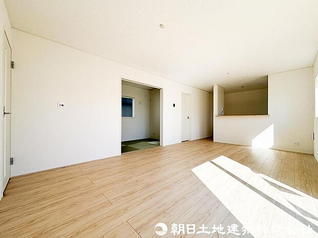 【リビング】家族の中心となるリビングは、ゆとりある広さを確保。食事やくつろぎの時間を快適に楽しめる設計です。