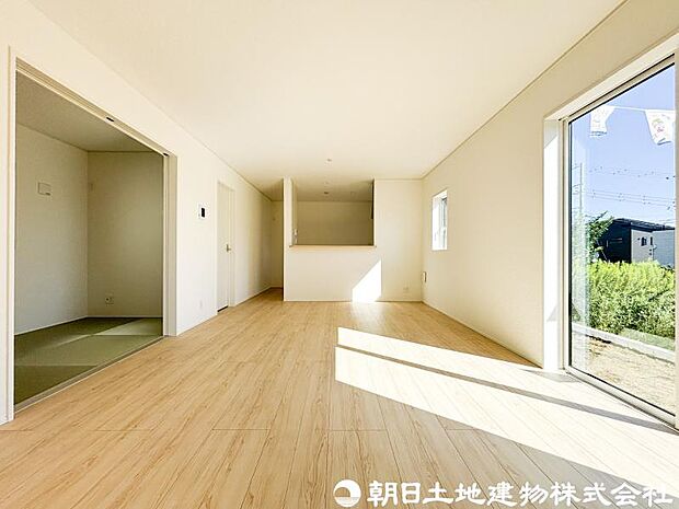 【リビング】家族が自然と集まる開放感のあるリビング空間。大きな窓から心地よい陽光が差し込み、明るく快適な毎日を演出します。