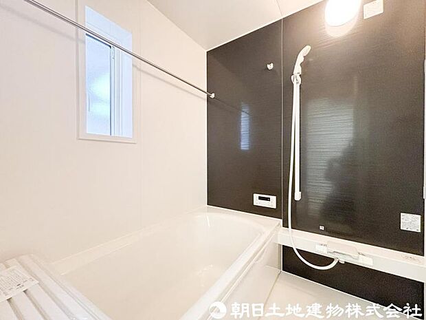 【浴室】ゆったり入れるバス。足を伸ばして入れるサイズは一日の疲れを癒すのに嬉しい広さですね。またお子様と一緒の入浴も充分な広さです。追い焚き機能や保温機能付きで快適なバスタイムをお楽しみください。