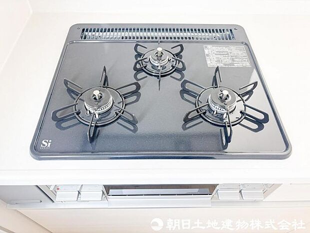 【コンロ】「メイン料理・汁物・副菜」の3品を同時に進行できる圧倒的な調理スピードです。火力の強いバーナーを2口、小火力を1口使い分けることで、毎日の献立作りや複数人分の食事の用意をスムーズにこなせます