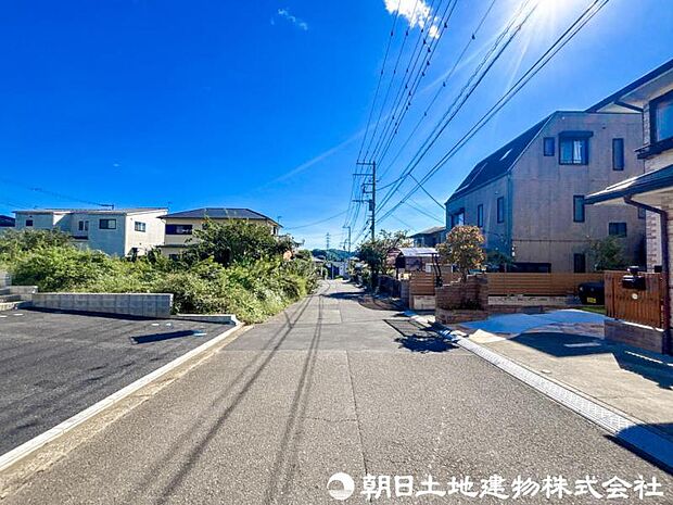 【前面道路】前面道路は車通りも少なく小さなお子様がいるご家庭でも安心です