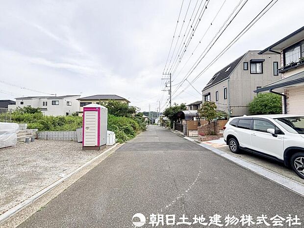 【前面道路】前面道路は車通りも少なく小さなお子様がいるご家庭でも安心です