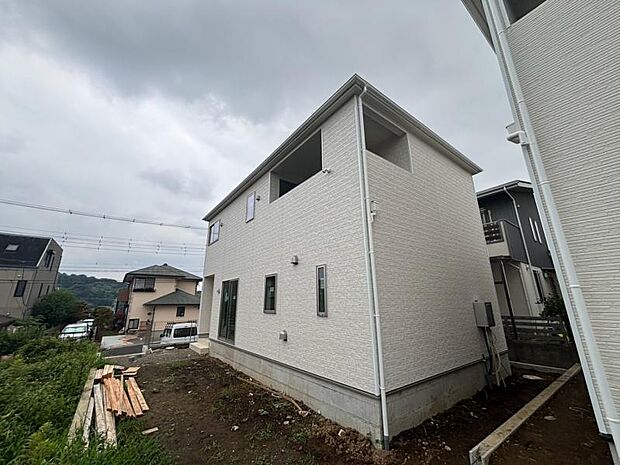 深く豊かな緑と爽快な空を感じるまさに湘南に暮らす心地よさを存分に堪能いただける邸宅です。