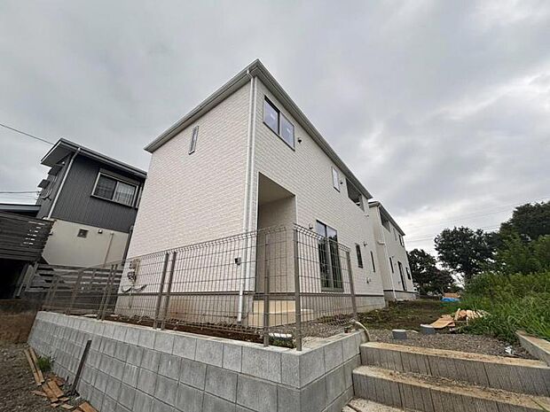 周辺は住宅地となっており子育て家族にも合う。毎日のお買い物も便利なエリアで暮らしやすさを実現するための住環境が整っています。
