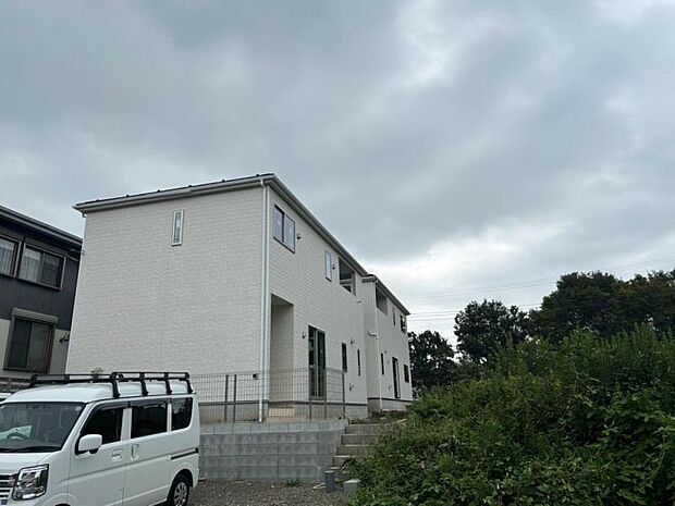 良好な住環境が保たれたエリア。低層の一戸建を中心とした街並みが整然と続き周辺は高い建物が建っておらず、採光や開放性に恵まれ、空が広く緑の多い閑静な趣を感じる環境です。