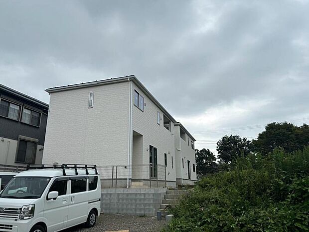 毎日のお散歩も快適な緑に恵まれたエリアは伸び伸びスローライフを叶えてくれます。自然豊富な季節の移ろいを身近に感じられる環境でストレスフリーな生活をお送りください。