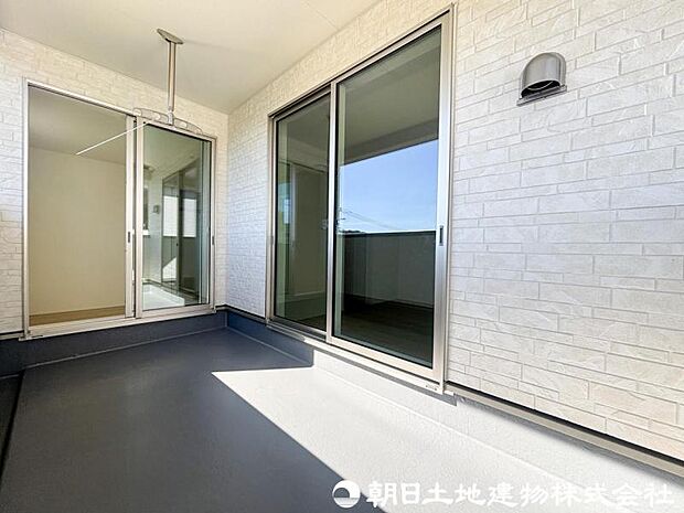 【バルコニー】大きく面したバルコニーは太陽の温かな温もりをめいいっぱい受け止めてくれます。太陽の光と爽やかな風を受けたお洗濯物はあっという間に乾き、取りこむ時には太陽の匂いを感じられそうですね。