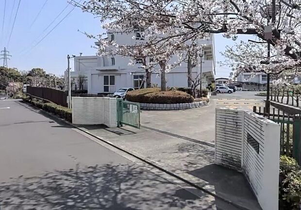 旭陵中学校まで約500m