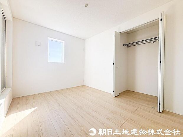 【洋室】落ち着きある雰囲気の洋室は、ゆったりとくつろげる住空間。収納もしっかり備え、室内をすっきり保てます。