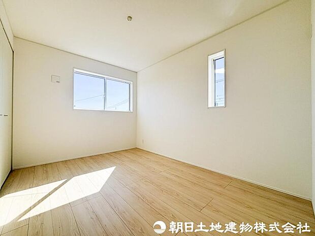 【洋室】光が取り込みやすい採光の居室。しっかりとした大きさのクローゼットを完備し、収納スペースも十分。初めてのお子様にとっての自分の部屋 学習デスクやベッドの配置もラクラクです。