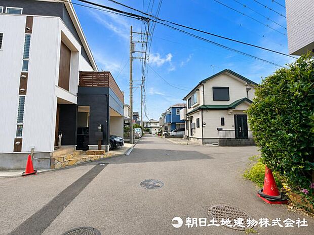 【前面道路】前面道路は車通りも少なく小さなお子様がいるご家庭でも安心です 