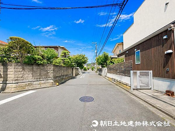 【前面道路】角地ならではの開放感が魅力の前面道路。二方向に視界が広がり陽当たりや風通しにも恵まれた心地よい住環境です。お車の出し入れもしやすくゆとりある街並みとともに毎日の暮らしに快適さをもたらします