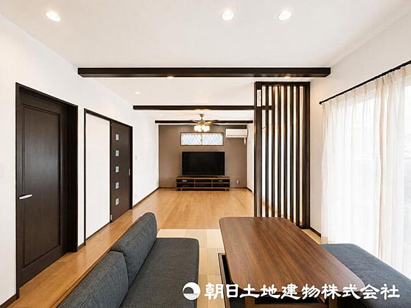 【掘りごたつ付】「広いリビングが欲しい」を叶える21帖超の大空間！ソファもダイニングもゆったり配置でき、家族団らんから趣味、在宅ワークまで自由自在。暮らし方が広がる魅力的なLDKです。