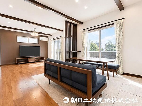 21帖超の広々LDKなら、ご家族はもちろん友人を招いてのホームパーティーも楽しめます。大人数でもゆったり過ごせる開放的な空間が、暮らしの楽しみをさらに広げます。