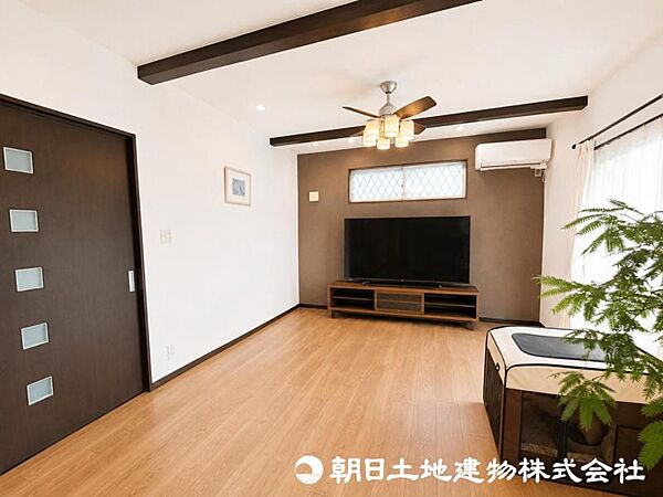 家族が集まるLDKはゆとりの21帖超。食事を楽しむダイニング、くつろぎのリビング、お子様の遊び場まで、家族それぞれの時間を同じ空間で楽しめる広さが魅力です。