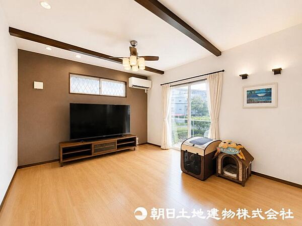 21帖超という贅沢な広さが生み出す、ゆとりと開放感あふれるLDK。大型家具を配置しても空間に余裕が生まれ、ホテルライクなインテリアも映える上質な住空間です。