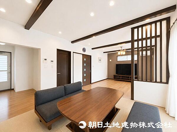 21帖超の広々LDKは、家族みんながゆったり過ごせる開放的な大空間。大型ソファやダイニングを置いても余裕があり、家族が自然と集まる心地よい暮らしを叶えます。