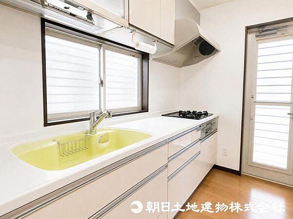 システムキッチンは、収納・調理・お手入れのしやすさを考えた機能的な設備。調理器具や食器をすっきり収納でき、作業スペースも確保しやすいのが魅力です。毎日のお料理を快適にし、家事時間を楽しくスマート。
