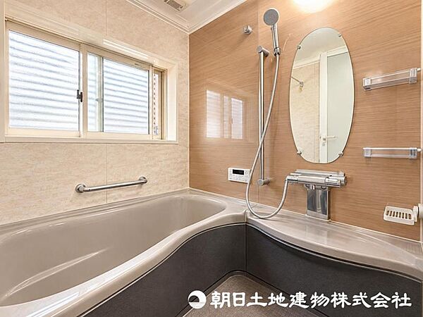 ゆったりとくつろげるバスルームは、一日の疲れを癒す心地よいリラックス空間。洗面室からの動線もスムーズで、毎日の入浴やお子様とのバスタイムも快適。家族みんなが気持ちよく使える、暮らしに嬉しい水まわりです
