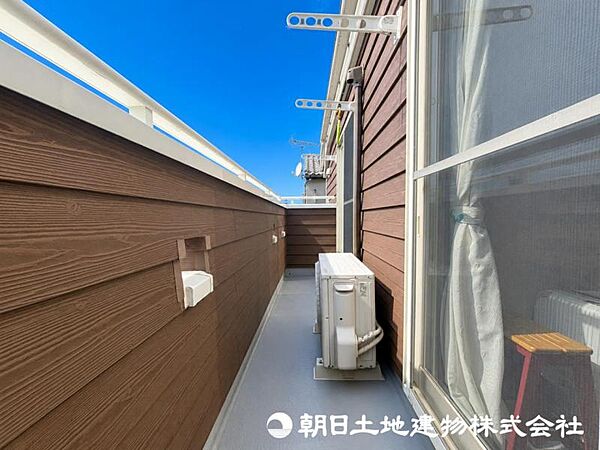 バルコニーは、陽光や爽やかな風を感じられる住まいの開放的なスペース。洗濯物や布団干しはもちろん、外の景色を眺めながら気分転換も楽しめます。室内に明るさと開放感をもたらし、毎日の暮らしを心地よく彩る魅力