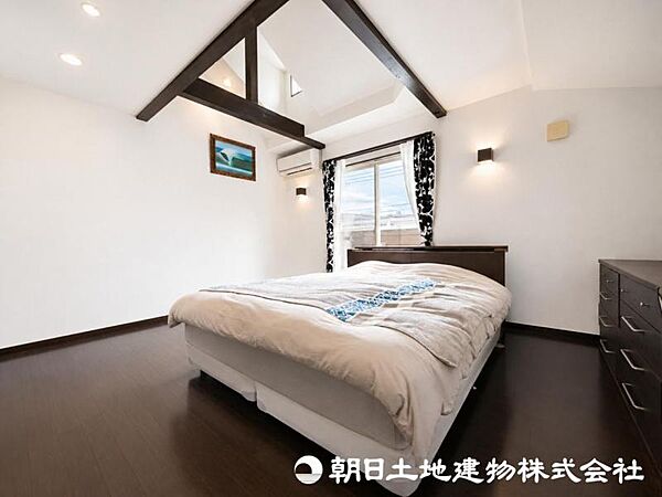 2面採光ならではの明るさと開放感が魅力。視線が一方向に限定されにくく、実際の広さ以上に伸びやかな印象を感じられる居室です。