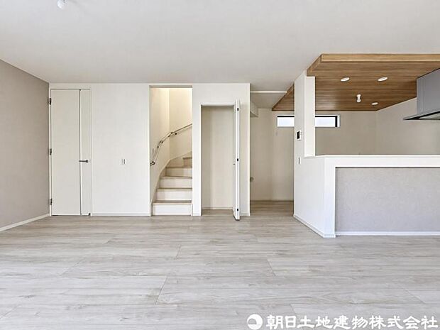 【リビング】家族の中心となるリビングは、ゆとりある広さを確保。食事やくつろぎの時間を快適に楽しめる設計です。