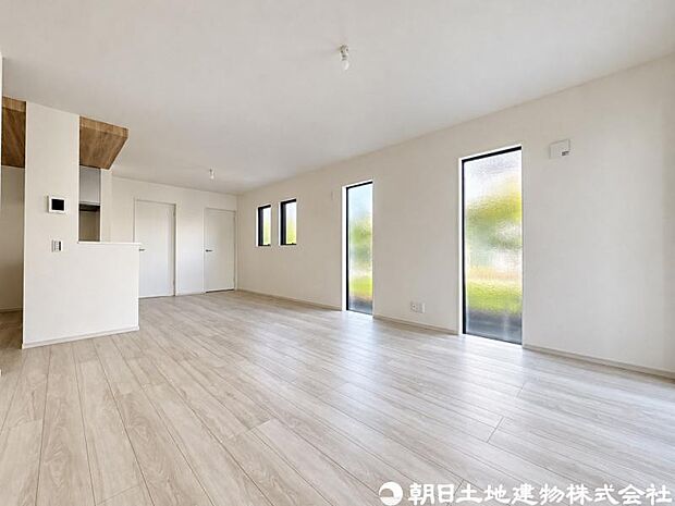 【リビング】家族が自然と集まる開放感のあるリビング空間。大きな窓から心地よい陽光が差し込み、明るく快適な毎日を演出します。