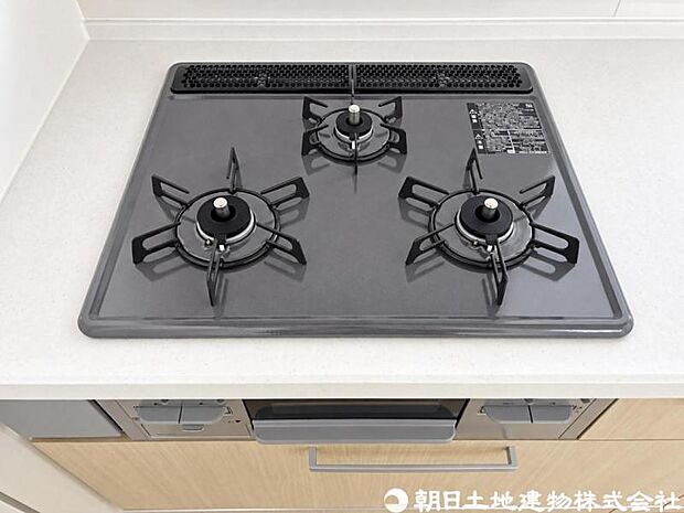 【コンロ】3口コンロは同時に複数の調理ができ、料理の効率がアップ。忙しい日でもスムーズに調理でき、家族分の食事準備も快適です。