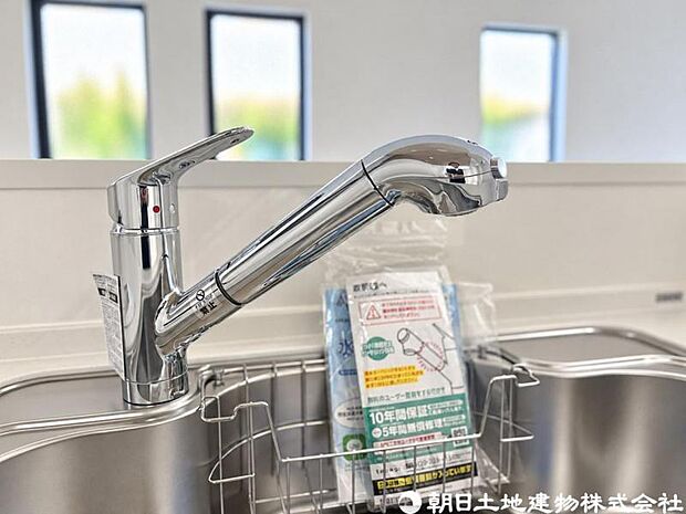 【浄水器一体型水栓】浄水器一体型水栓は、いつでもきれいな水が手軽に使え、料理や飲み水の品質がアップ。見た目もすっきりしてキッチンが快適になる人気の設備です。