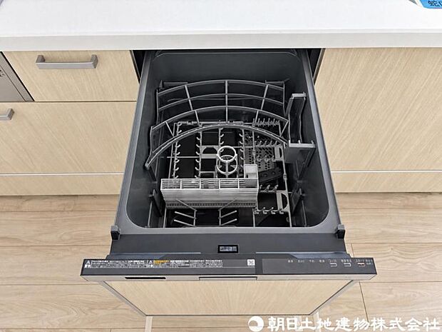 【食洗機】食器の出し入れがスムーズなスライドタイプ、節水効果だけでなく、効率的にセットできるスマートかつ食後のお片づけもスピーディーにできます。