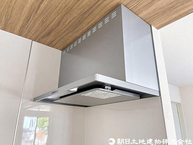 【レンジフード】レンジフードは調理中の煙や臭い、油分を強力に吸引・排気し、キッチンを清潔で快適な空間に保ちます。掃除しやすい設計のものならお手入れも簡単です。