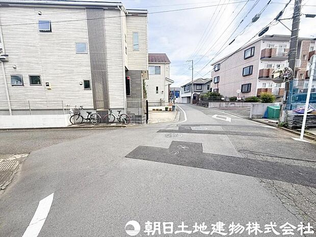 【前面道路】前面道路は車通りも少なく小さなお子様がいるご家庭でも安心です