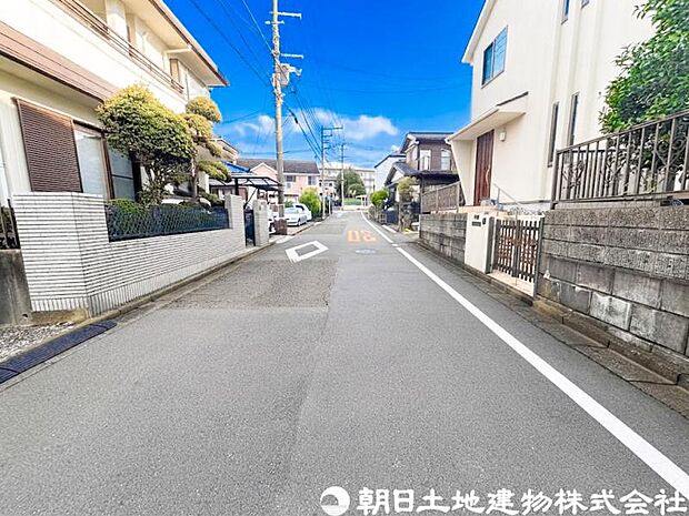 【前面道路】前面道路は車通りも少なく小さなお子様がいるご家庭でも安心です