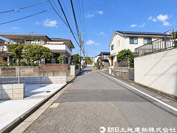 【前面道路】前面道路は車通りも少なく小さなお子様がいるご家庭でも安心です