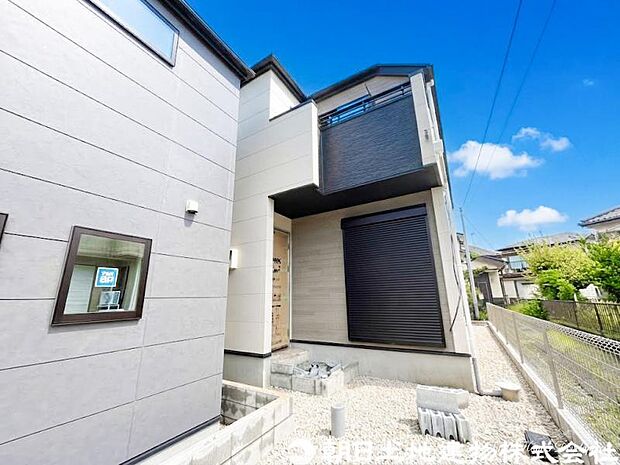 良好な住環境が保たれたエリア。低層の一戸建を中心とした街並みが整然と続き周辺は高い建物が建っておらず、採光や開放性に恵まれ、空が広く緑の多い閑静な趣を感じる環境です。