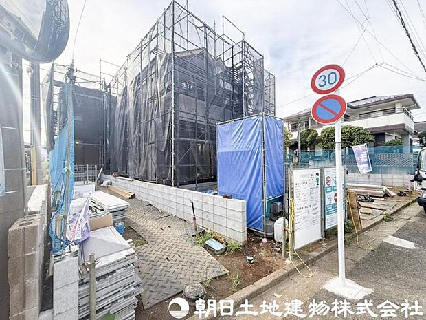 良好な住環境が保たれたエリア。低層の一戸建を中心とした街並みが整然と続き周辺は高い建物が建っておらず、採光や開放性に恵まれ、空が広く緑の多い閑静な趣を感じる環境です。