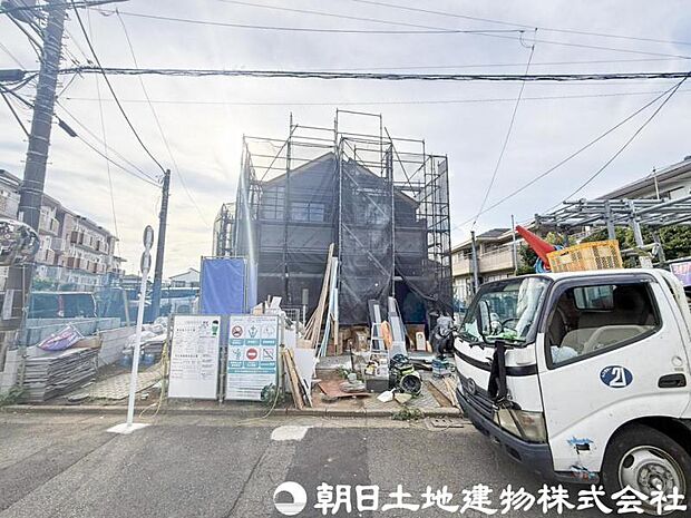毎日のお散歩も快適な緑に恵まれたエリアは伸び伸びスローライフを叶えてくれます。自然豊富な季節の移ろいを身近に感じられる環境でストレスフリーな生活をお送りください。