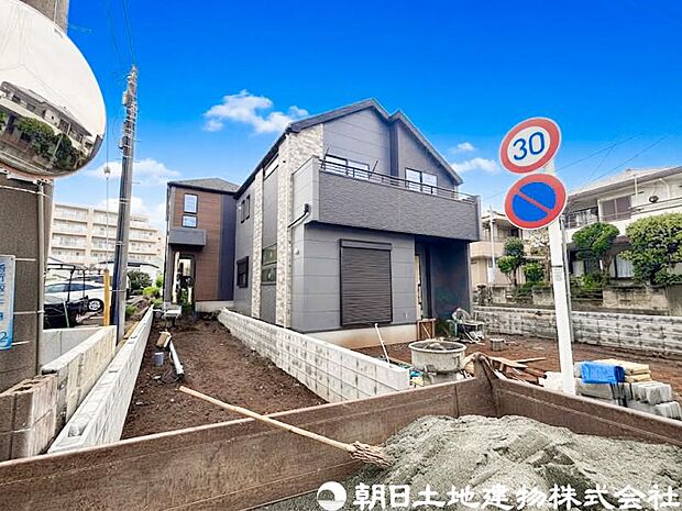 毎日のお散歩も快適な緑に恵まれたエリアは伸び伸びスローライフを叶えてくれます。自然豊富な季節の移ろいを身近に感じられる環境でストレスフリーな生活をお送りください。