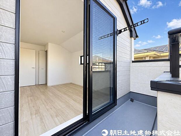 【バルコニー】大きく面したバルコニーは太陽の温かな温もりをめいいっぱい受け止めてくれます。太陽の光と爽やかな風を受けたお洗濯物はあっという間に乾き、取りこむ時には太陽の匂いを感じられそうですね。