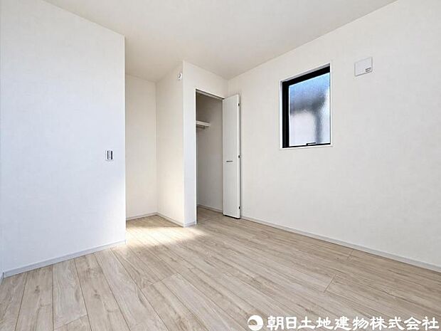 【洋室】落ち着きある雰囲気の洋室は、ゆったりとくつろげる住空間。収納もしっかり備え、室内をすっきり保てます。