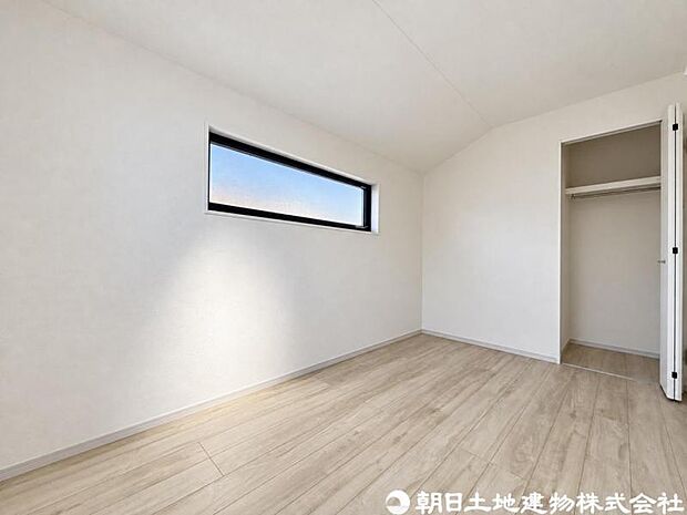 【洋室】光が取り込みやすい採光の居室。しっかりとした大きさのクローゼットを完備し、収納スペースも十分。初めてのお子様にとっての自分の部屋 学習デスクやベッドの配置もラクラクです。