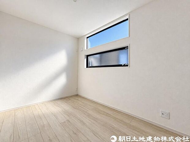 【洋室】自然光が差し込む明るい洋室は、毎日を快適に過ごせる空間。リモートワークや趣味部屋としてもおすすめです。