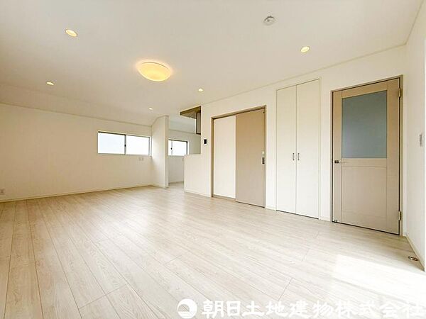 【リビング】家族が自然と集まる開放感のあるリビング空間。大きな窓から心地よい陽光が差し込み、明るく快適な毎日を演出します。