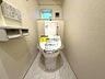 トイレ：【トイレ】小さな空間だからこそ機能性のある快適なトイレは、清潔感をキープしお手入れしやすいよう作られています 